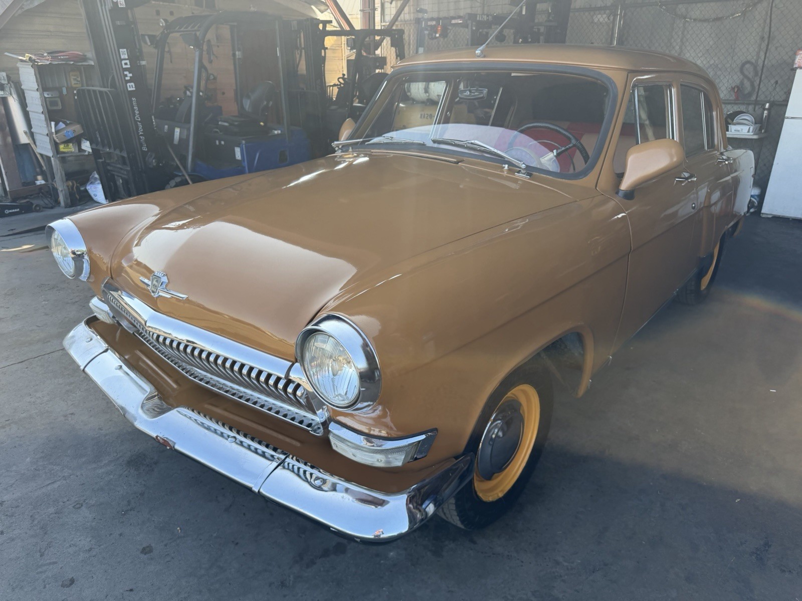 volga-GAZ-21-1968-Sedan-Gold