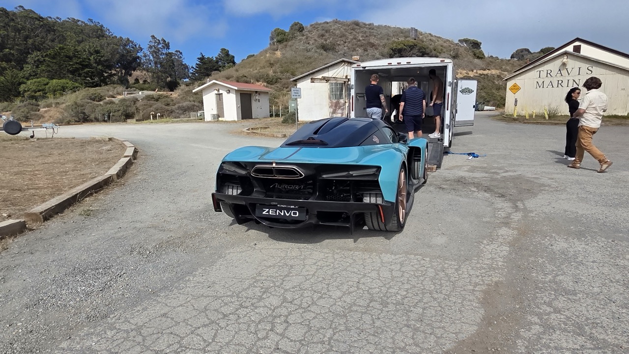 Hypercar Zenvo Aurora turquoise déchargée d'une remorque à Travis Marina, Sausalito