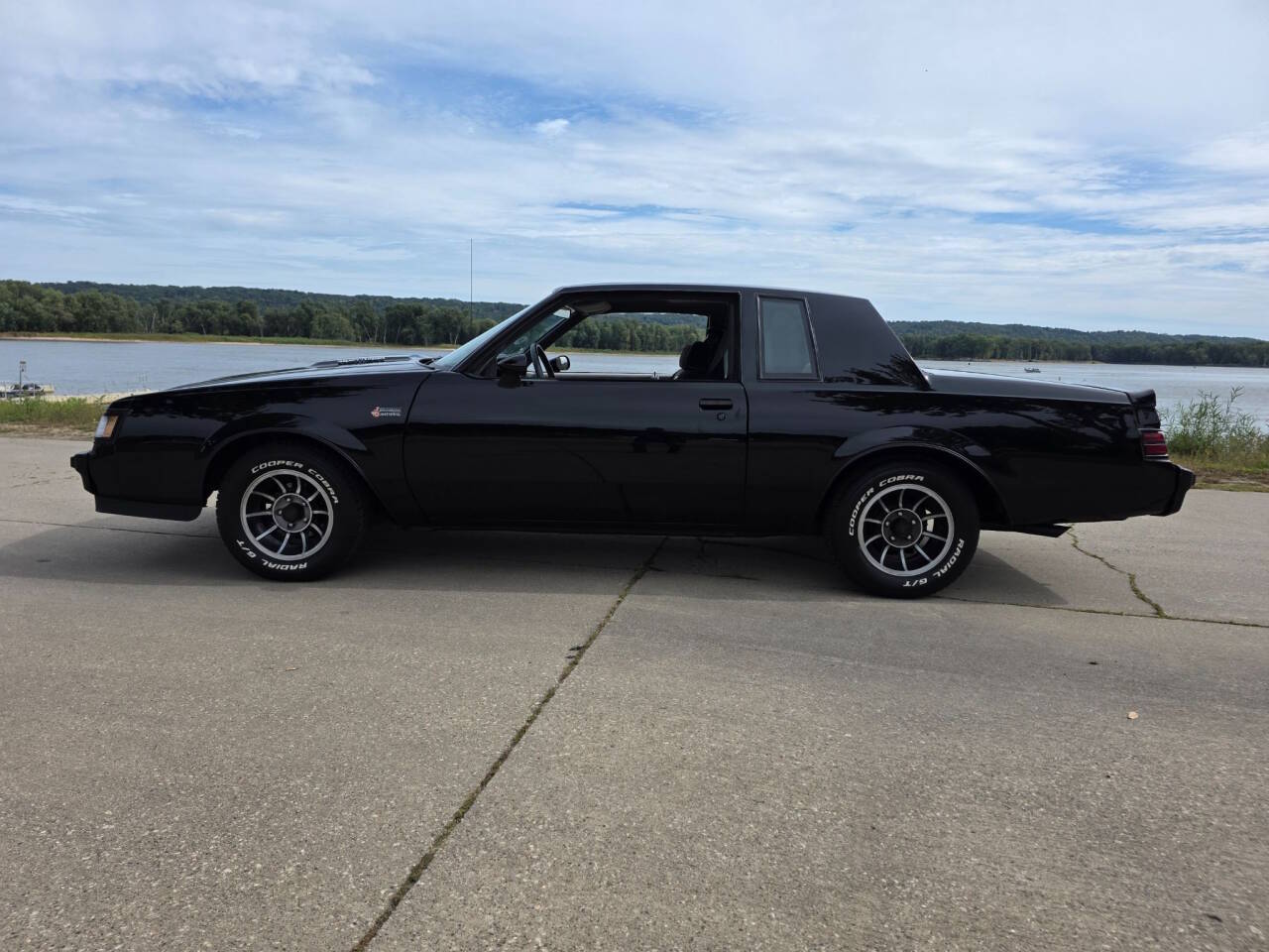 Buick-Regal-1985-Black-Black-amp-Silver