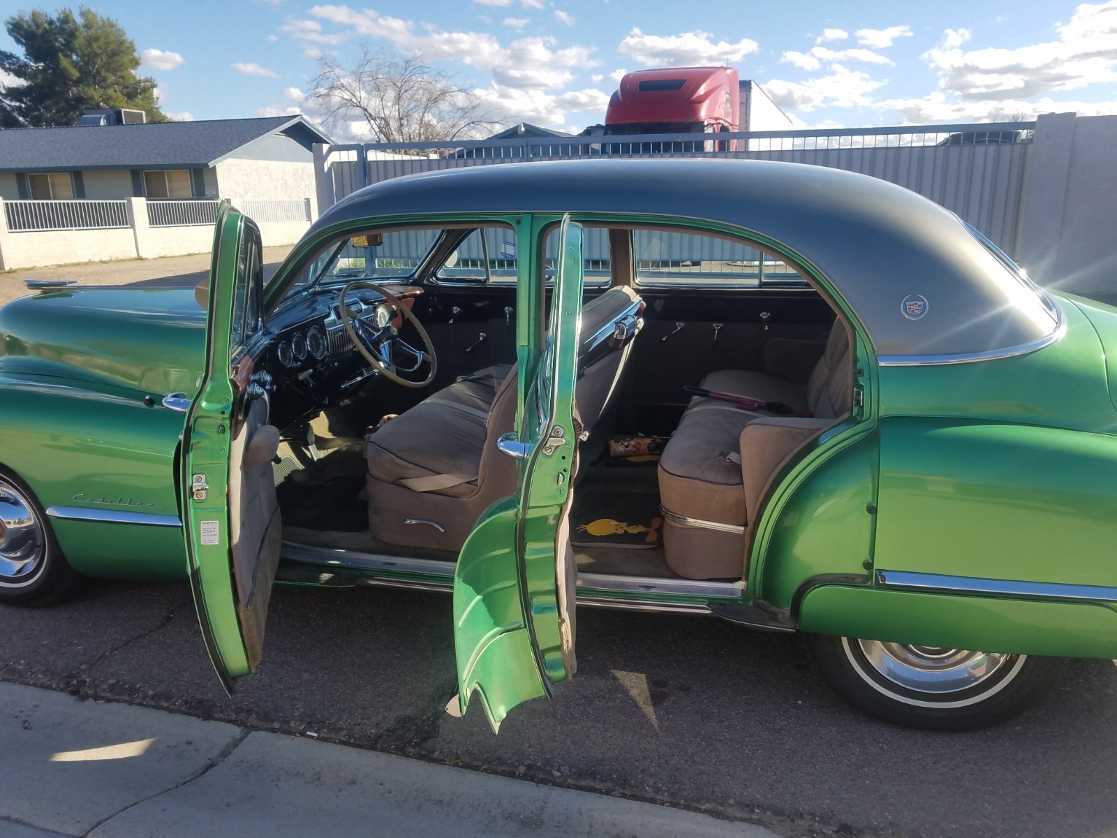 Cadillac-62-1947-Sedan-Tan