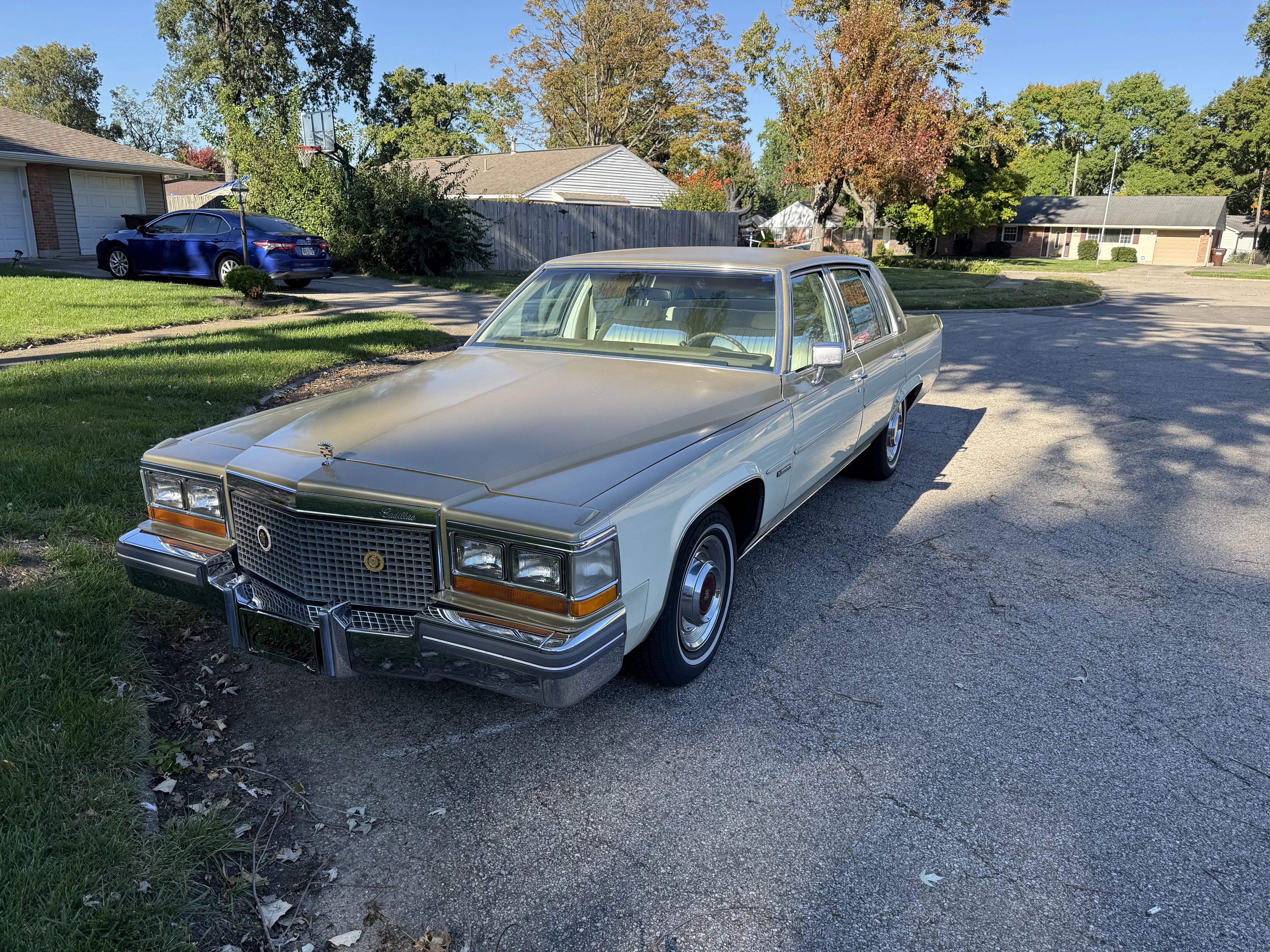 Cadillac-Sedan-de-ville-1981-Gold