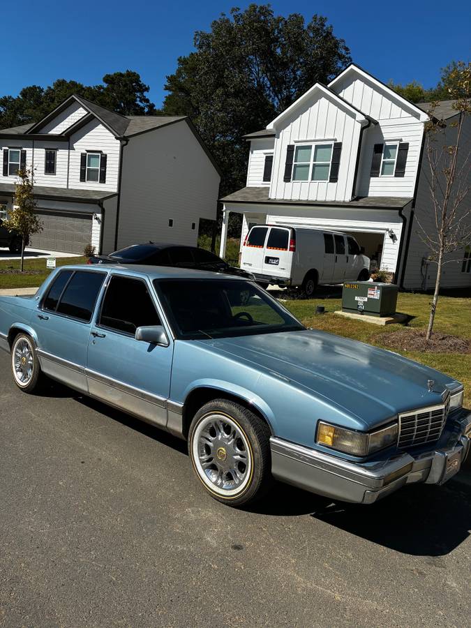 Cadillac-Sedan-de-ville-1991