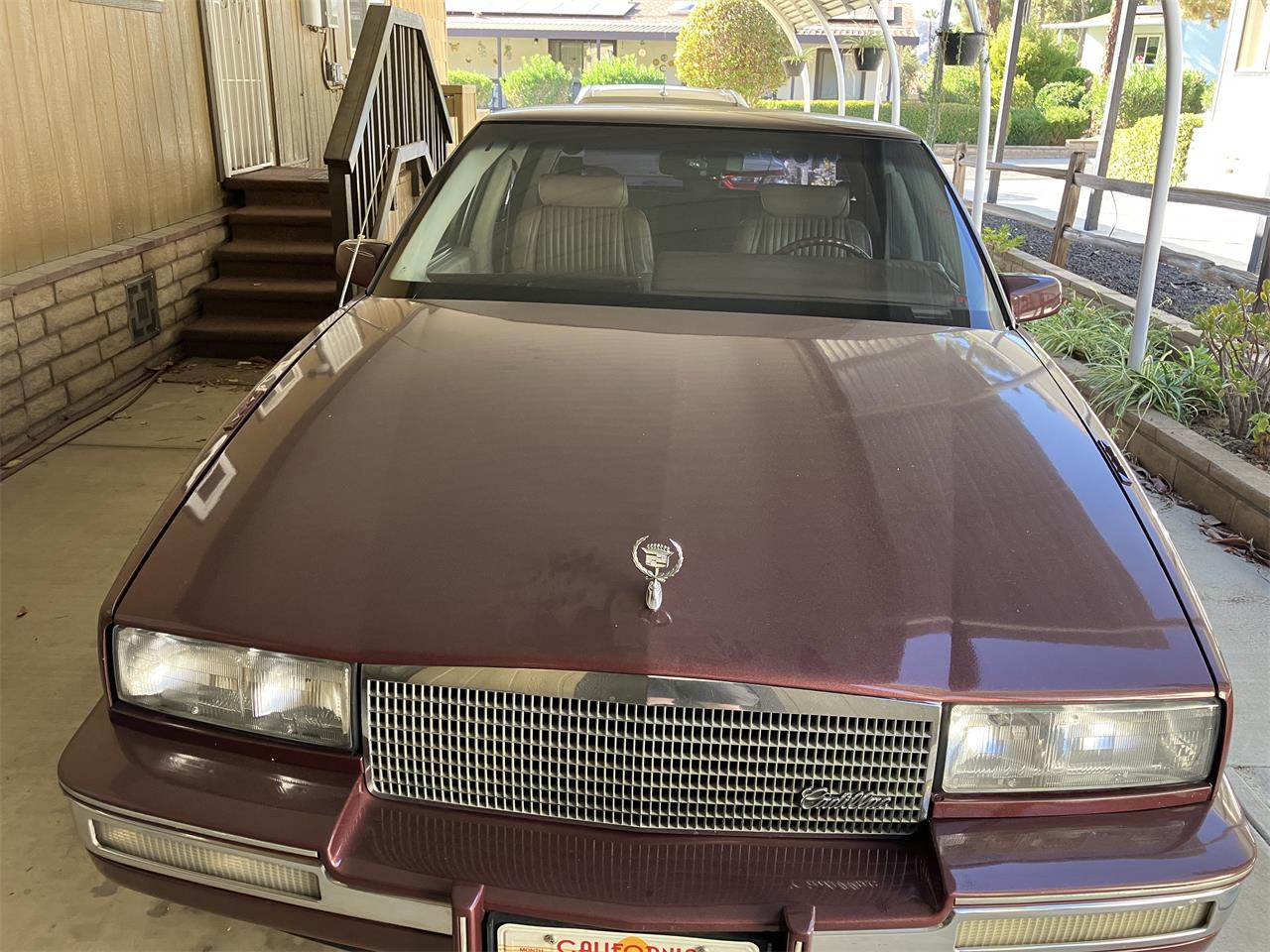 Cadillac-Seville-elegante-1986-Maroon-Metallic-Beige