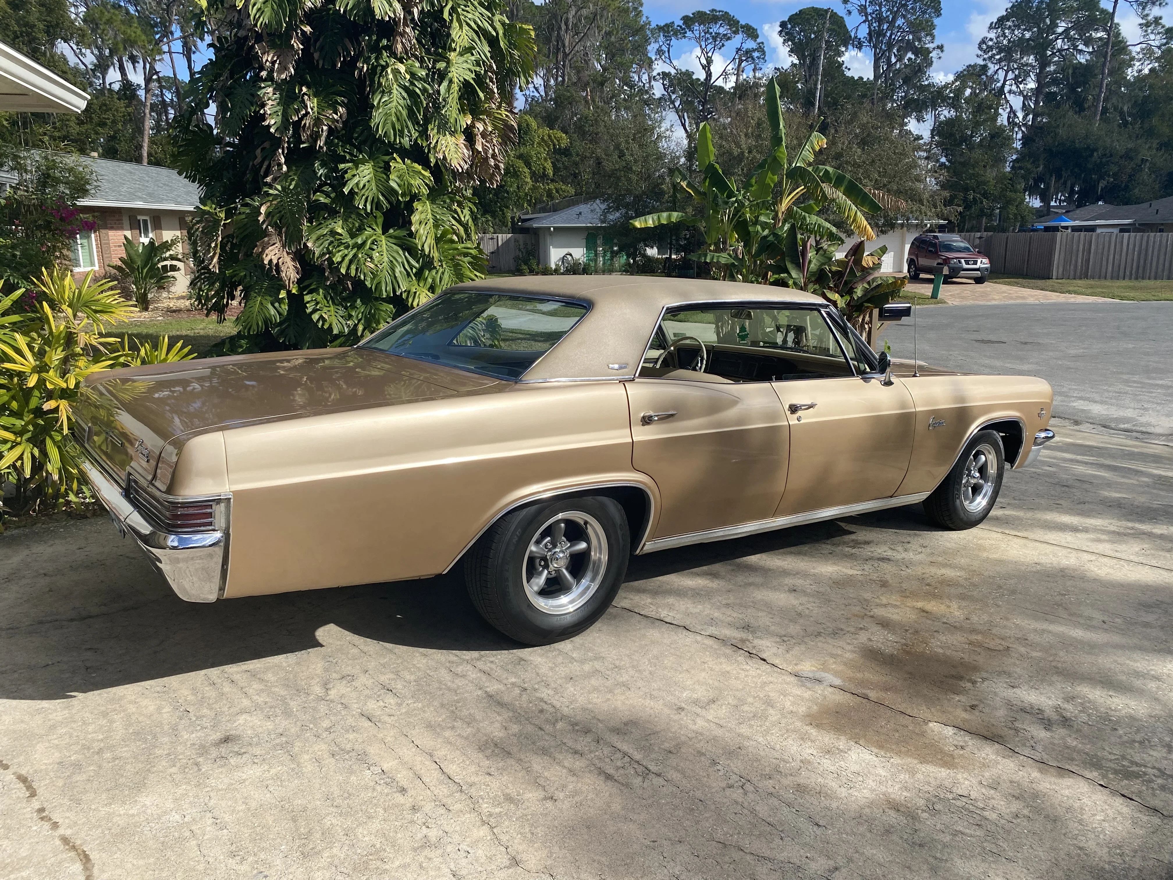 Chevrolet-Caprice-sedan-1966-Gold-Tan