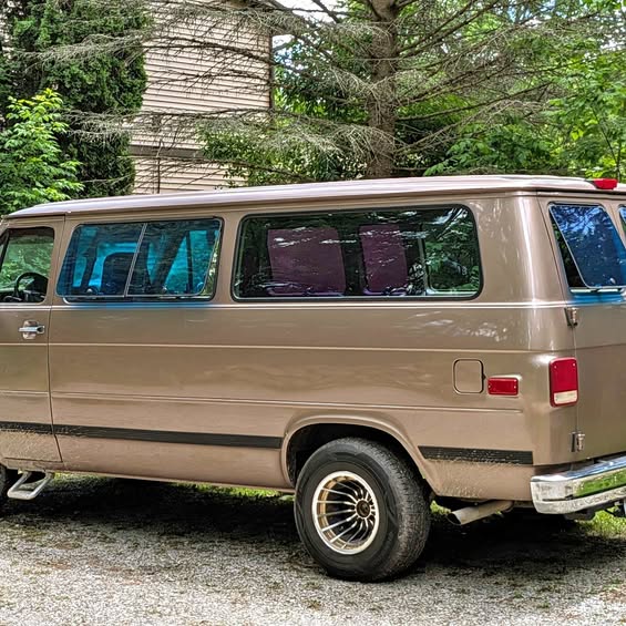 Chevrolet-Classic-chevy-sport-van-g20-g10-1995