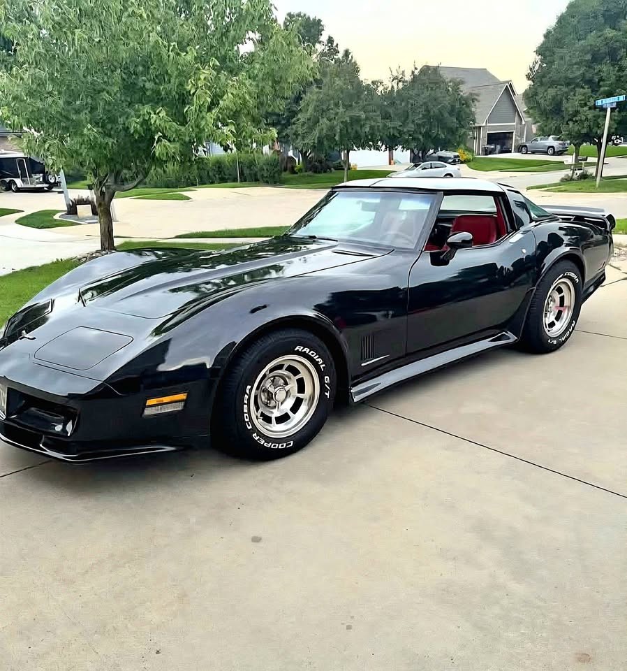 Chevrolet-Corvette-1981-Coupe-Red
