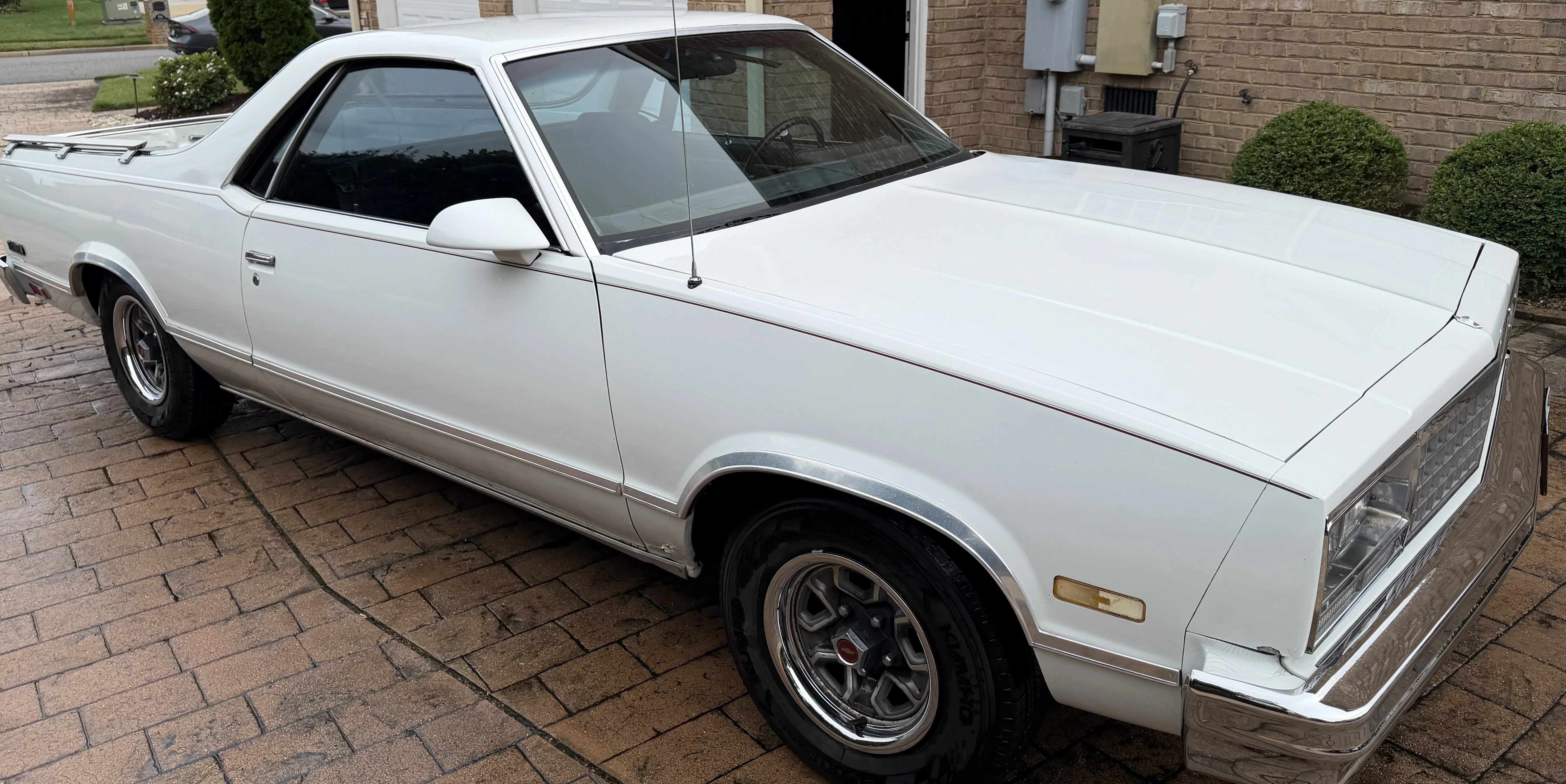 Chevrolet-El-camino-1986-White-Burgundy