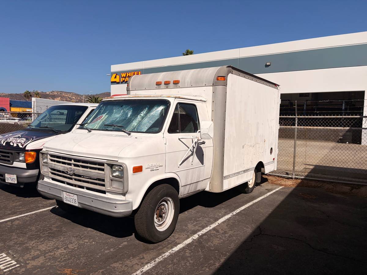 Chevrolet-G-30-1990