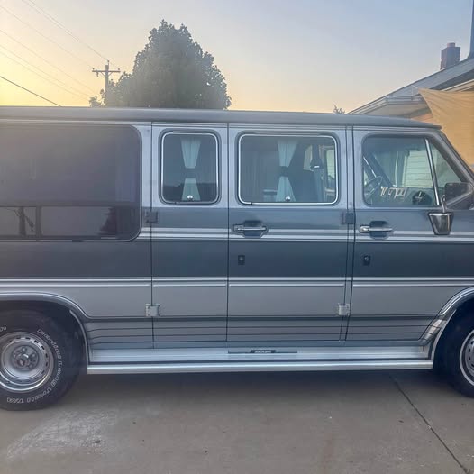 Chevrolet-G20-custom-van-1989