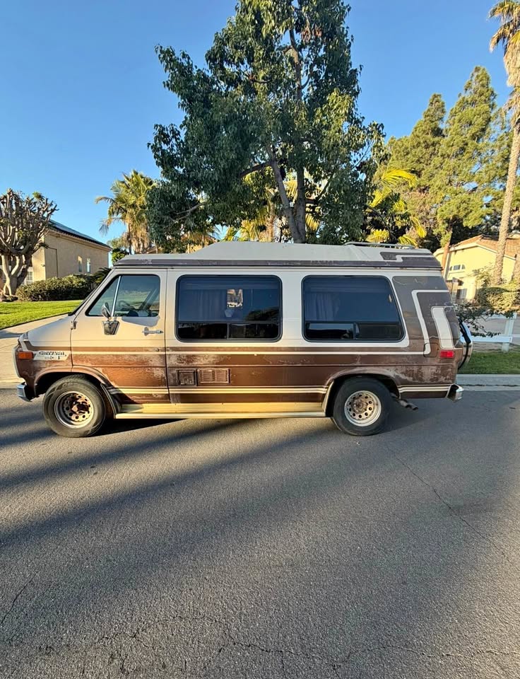 Chevrolet-G20-high-top-conversion-van-1987