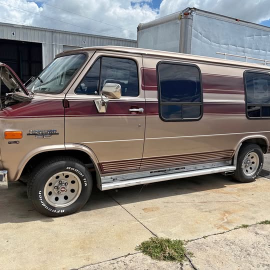 Chevrolet-G20-van-6.2-1985