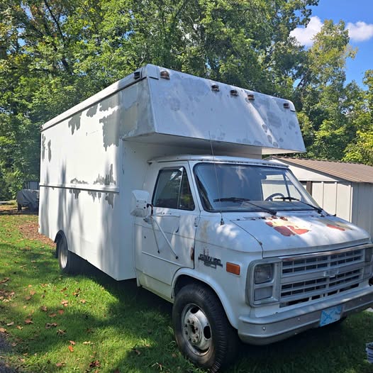 Chevrolet-G30-aluminum-box-truck-1986