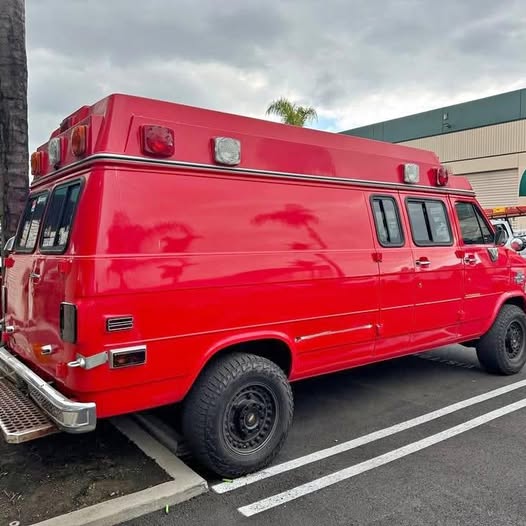 Chevrolet-G30-one-ton-ambulance-1995