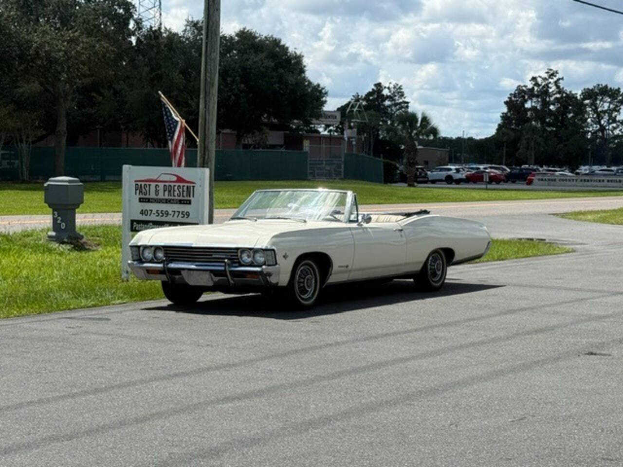 Chevrolet-Impala-1967-Capri-Cream-Parchment-White