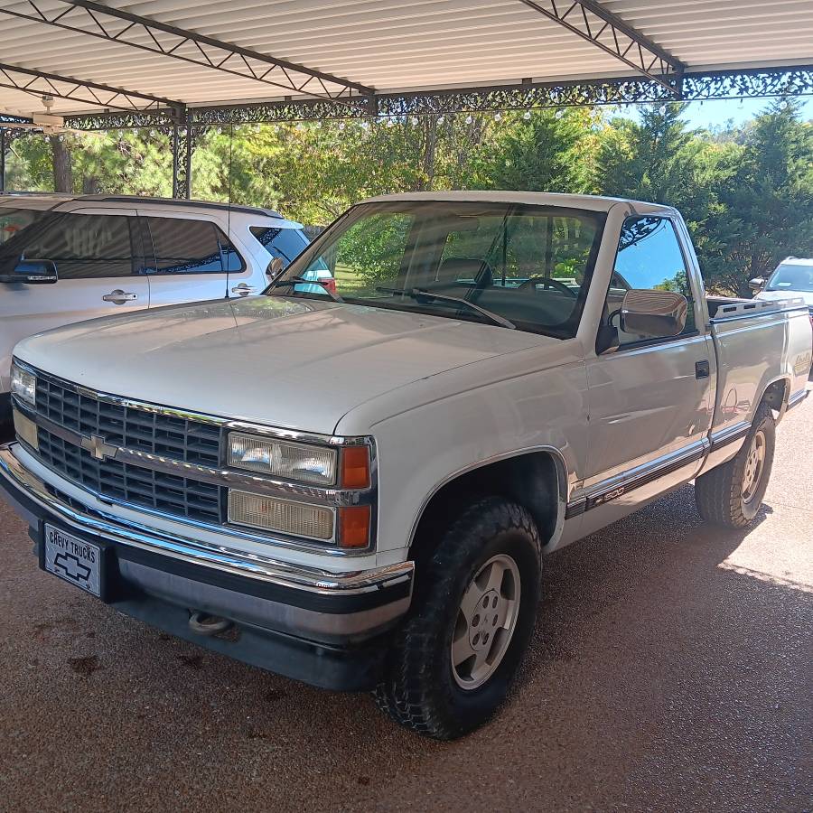 Chevrolet-K1500-v8-engine-1993-White