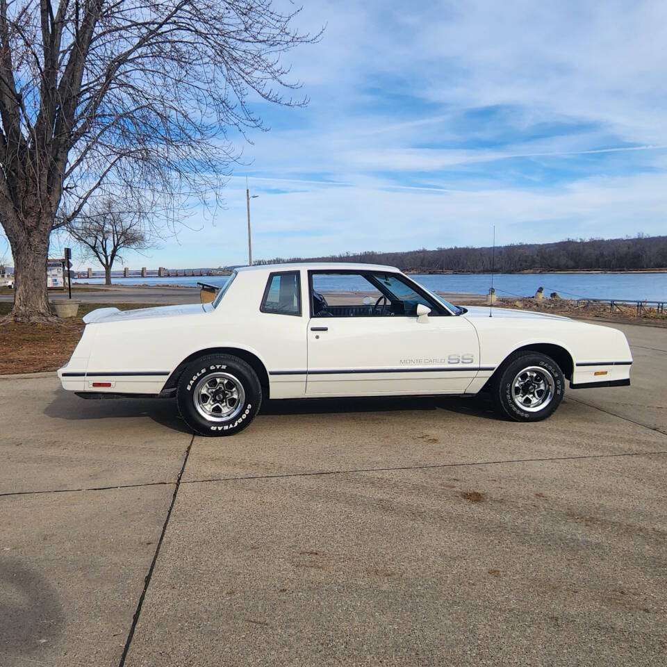 Chevrolet-Monte-carlo-1984-White-Red