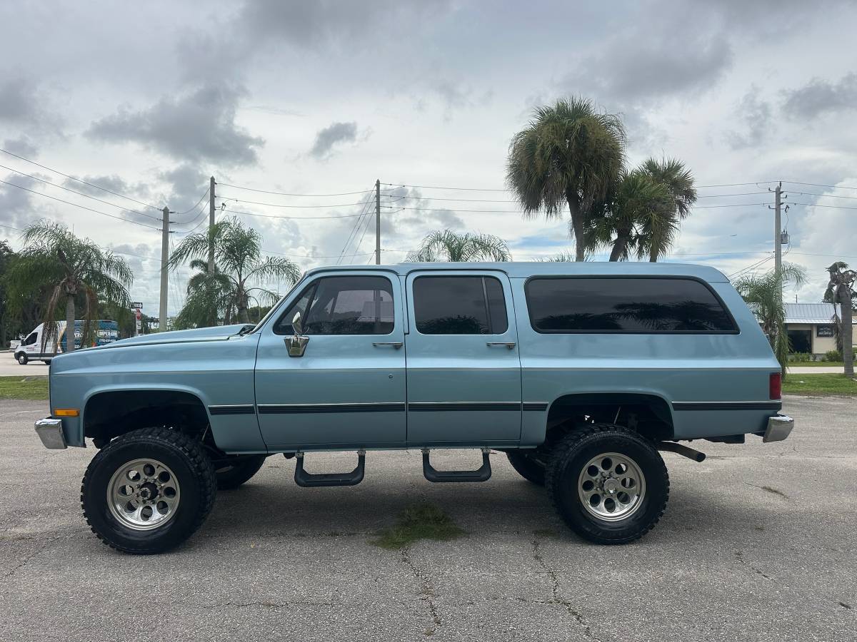 Chevrolet-Suburban-1989-Blue