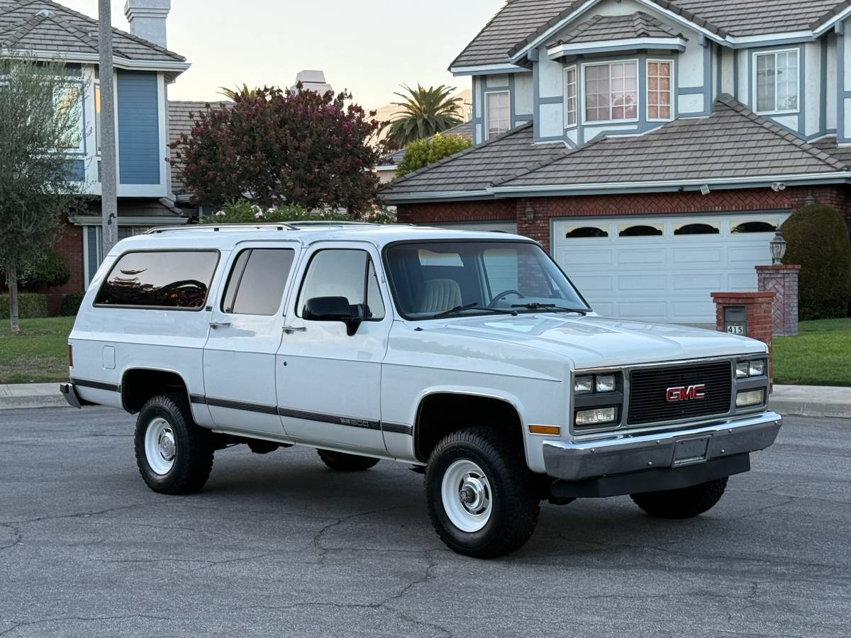 Chevrolet-Suburban-1991