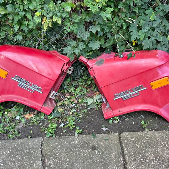 Chevrolet-Van-fenders-1983
