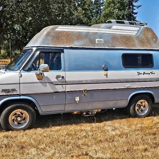 Chevrolet-get-away-van-camper-van-6500-miles-sink-refrigerator-Freezer-cook-stove-heat-ac-self-contained-water-1984