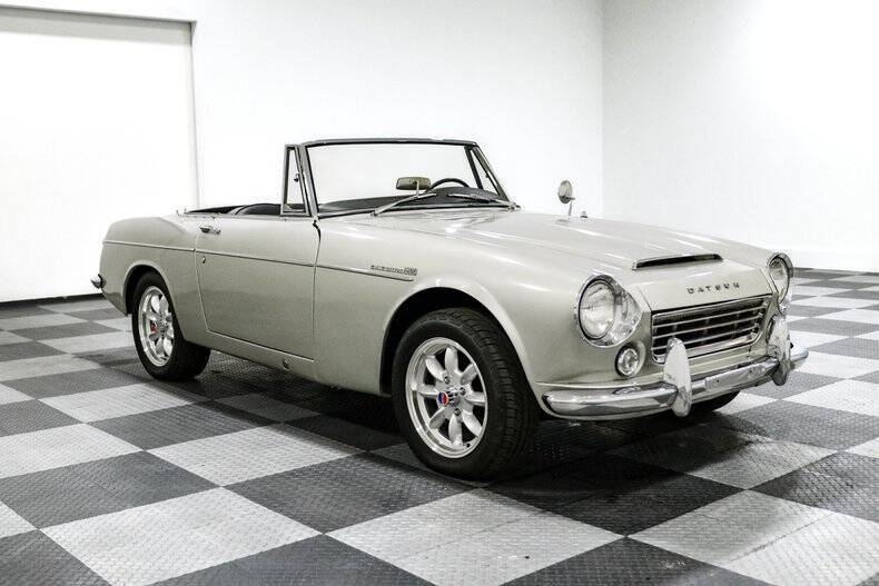 Datsun-1600-1967-Silver-Black