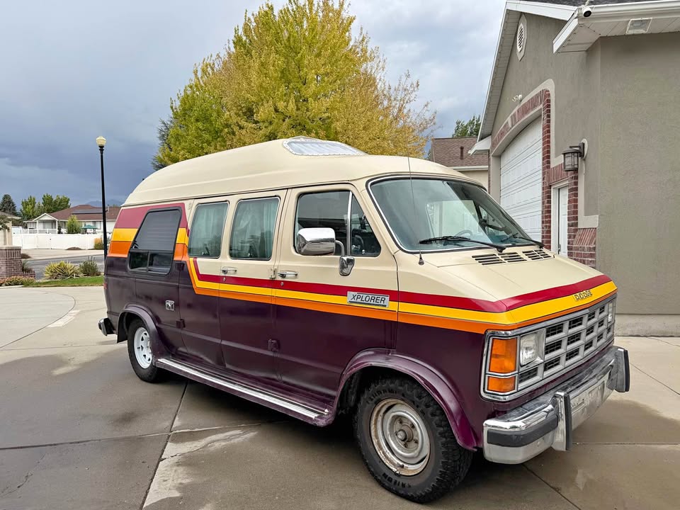 Dodge-B-250-explorer-lil-xtra-1990
