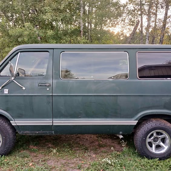 Dodge-B150-1985