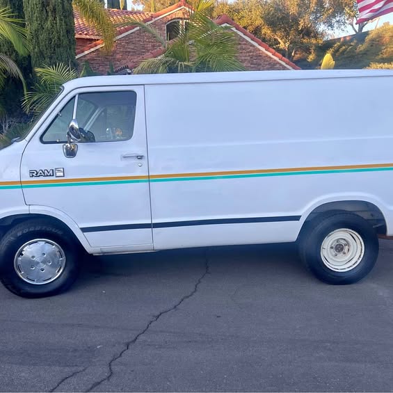 Dodge-B150-1989