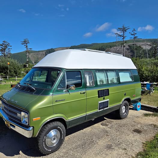 Dodge-B200-sportsman-maxiwagon-1976