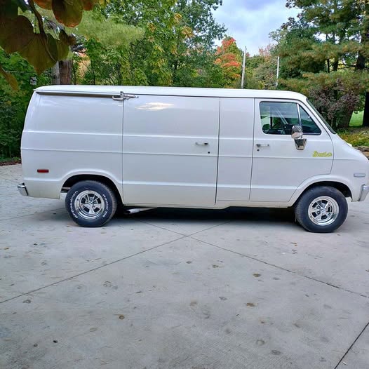 Dodge-B200-van-318-v8-1974