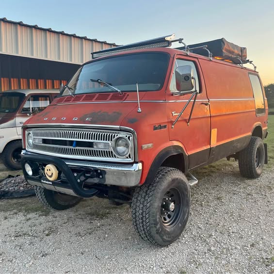Dodge-B250-1977