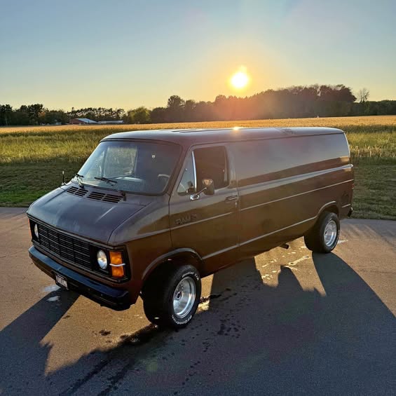 Dodge-B250-1985