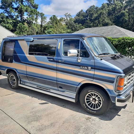 Dodge-B250-1986