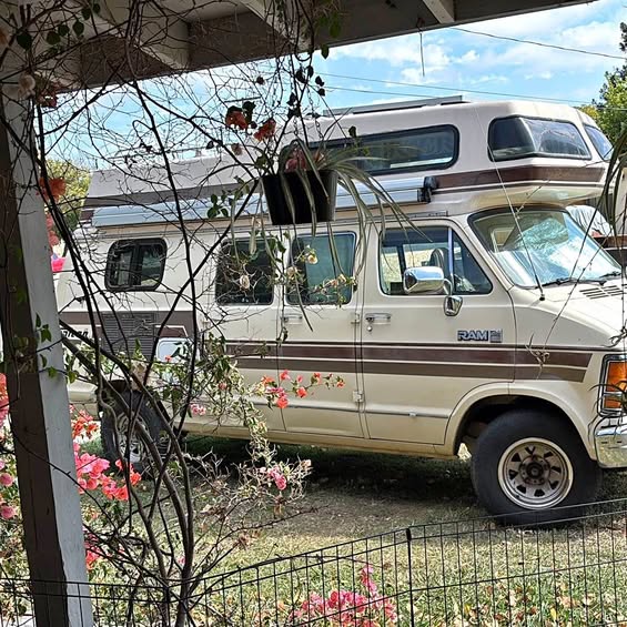 Dodge-B250-1987