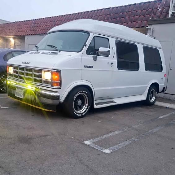 Dodge-B250-1993