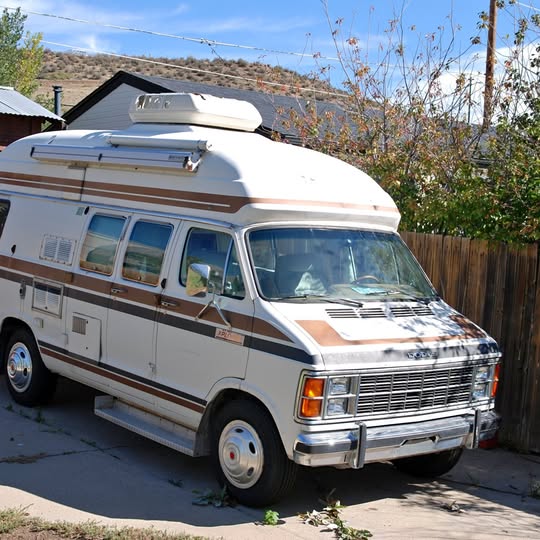 Dodge-B250-xplorer-221-camper-van-1985