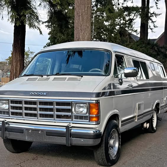 Dodge-B350-1988