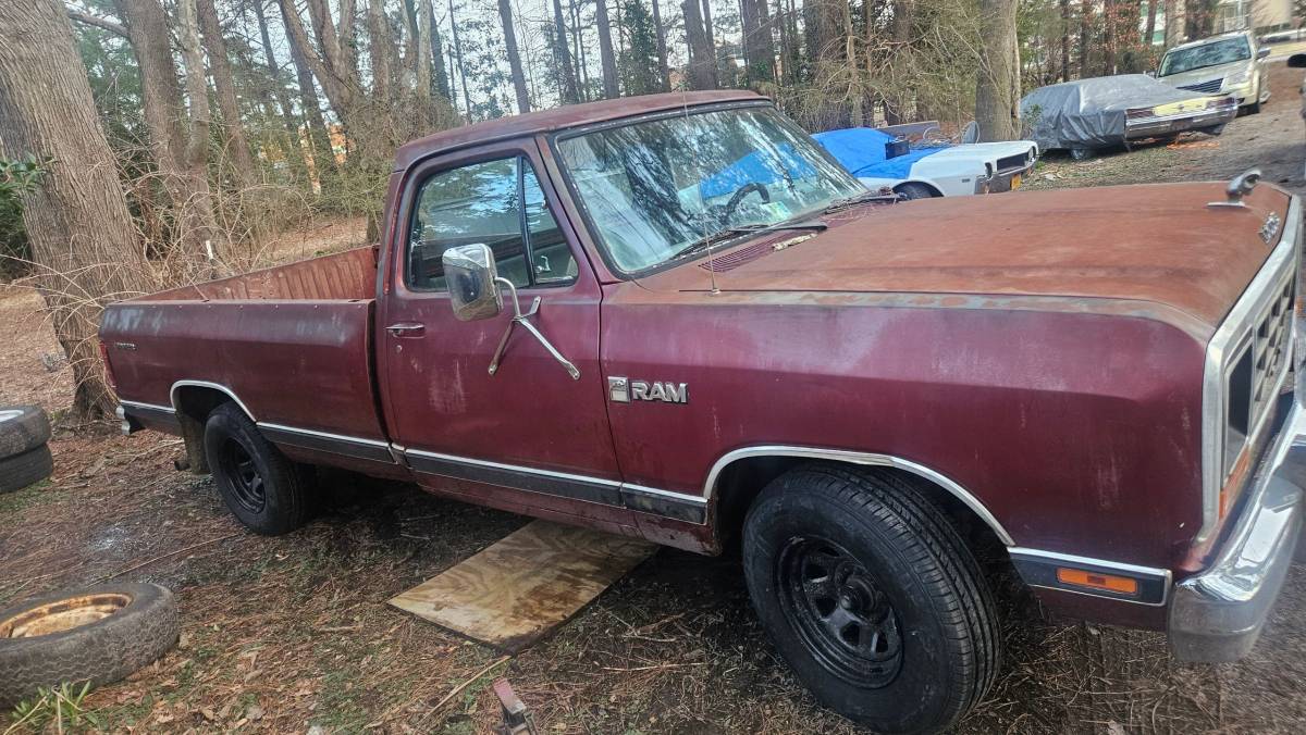 Dodge-D-150-automatixlx-1985-custom