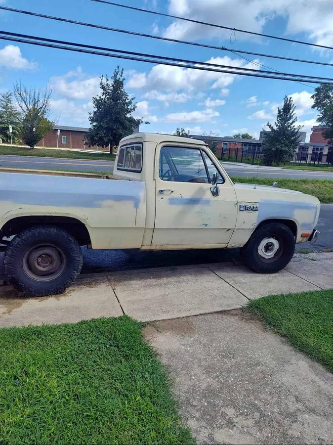 Dodge-Ram-d-150-1982