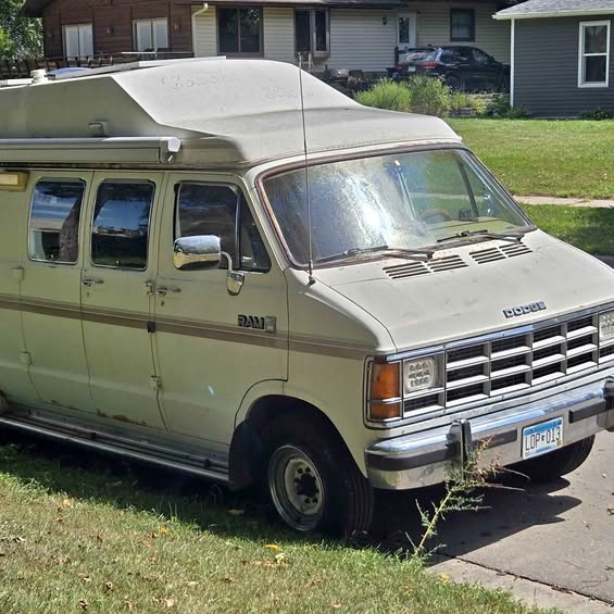 Dodge-Ram-van-1988