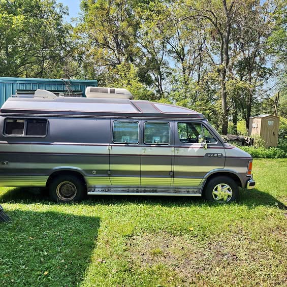 Dodge-Ram-van-1989