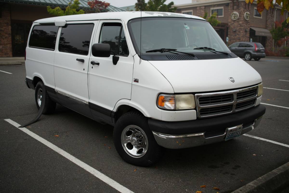 Dodge-Ram-wagon-b2500-1995-White