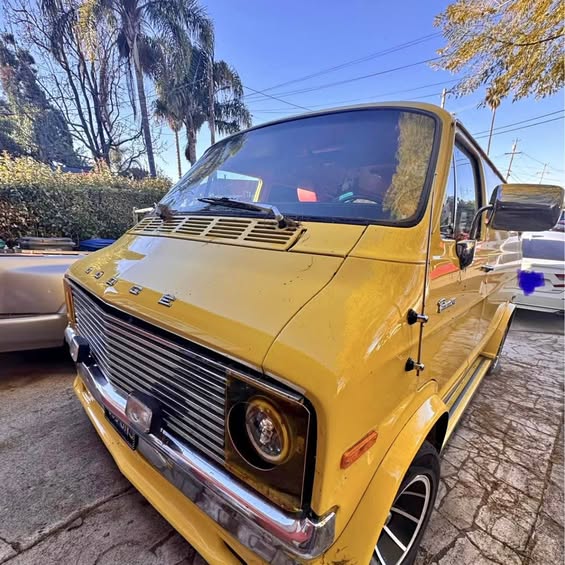 Dodge-Tradesman-1977