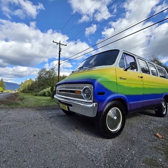 Dodge-Tradesman-b100-custom-1976