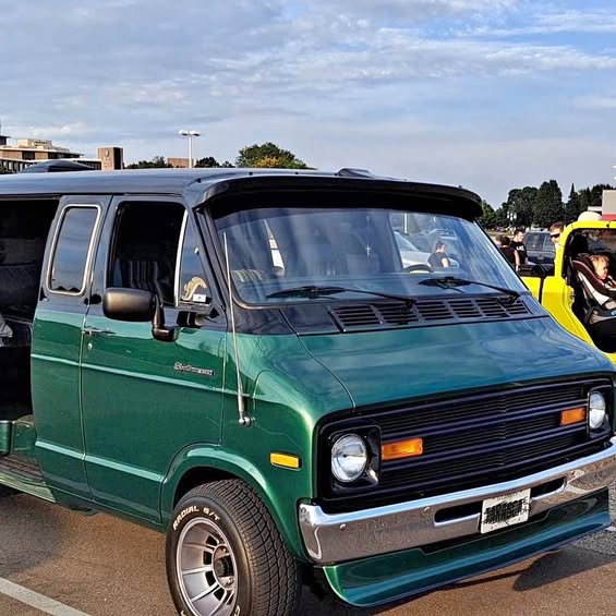 Dodge-Van-b200-sportsman-royal-1976