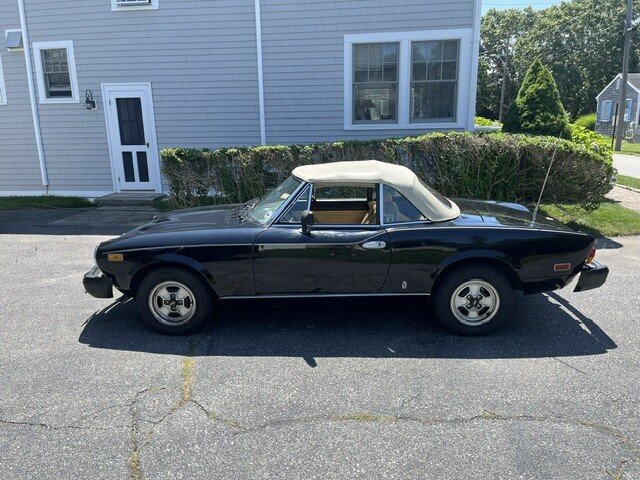 Fiat-124-1981-Black-Beige