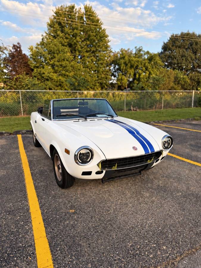 Fiat-Spider-2000-1981-White
