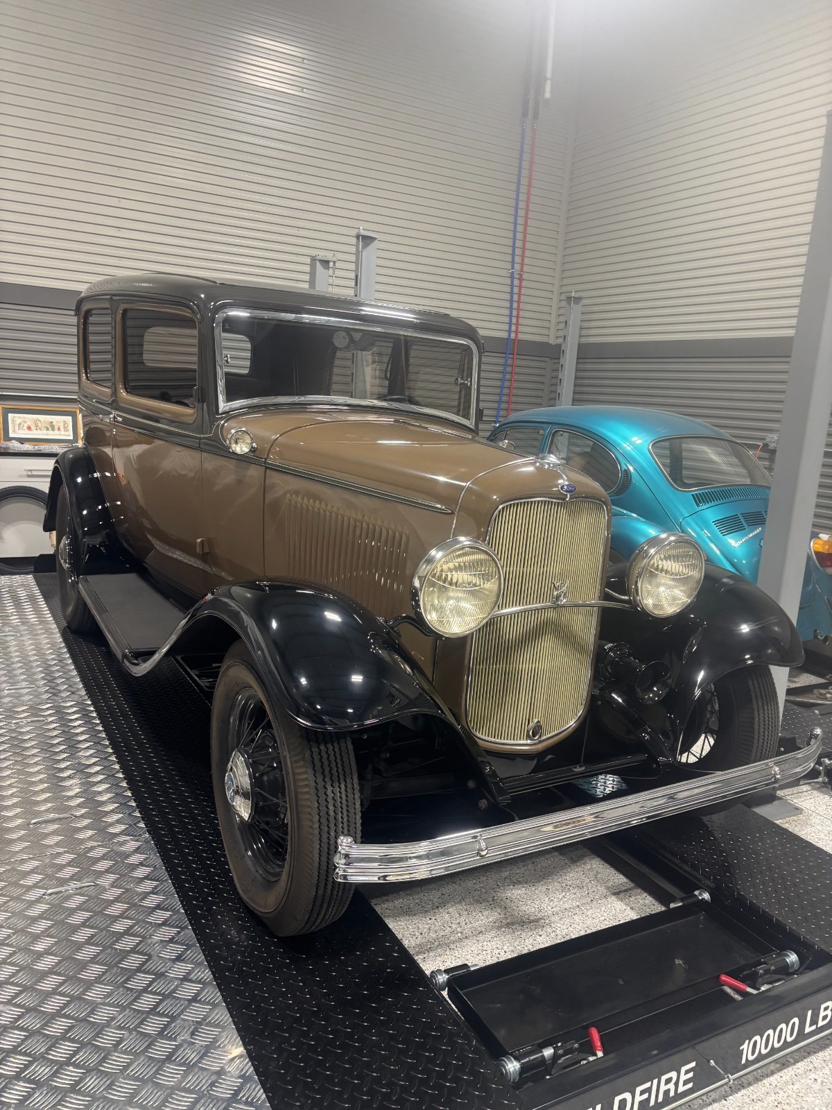 Ford-18-1932-Sedan-Brown