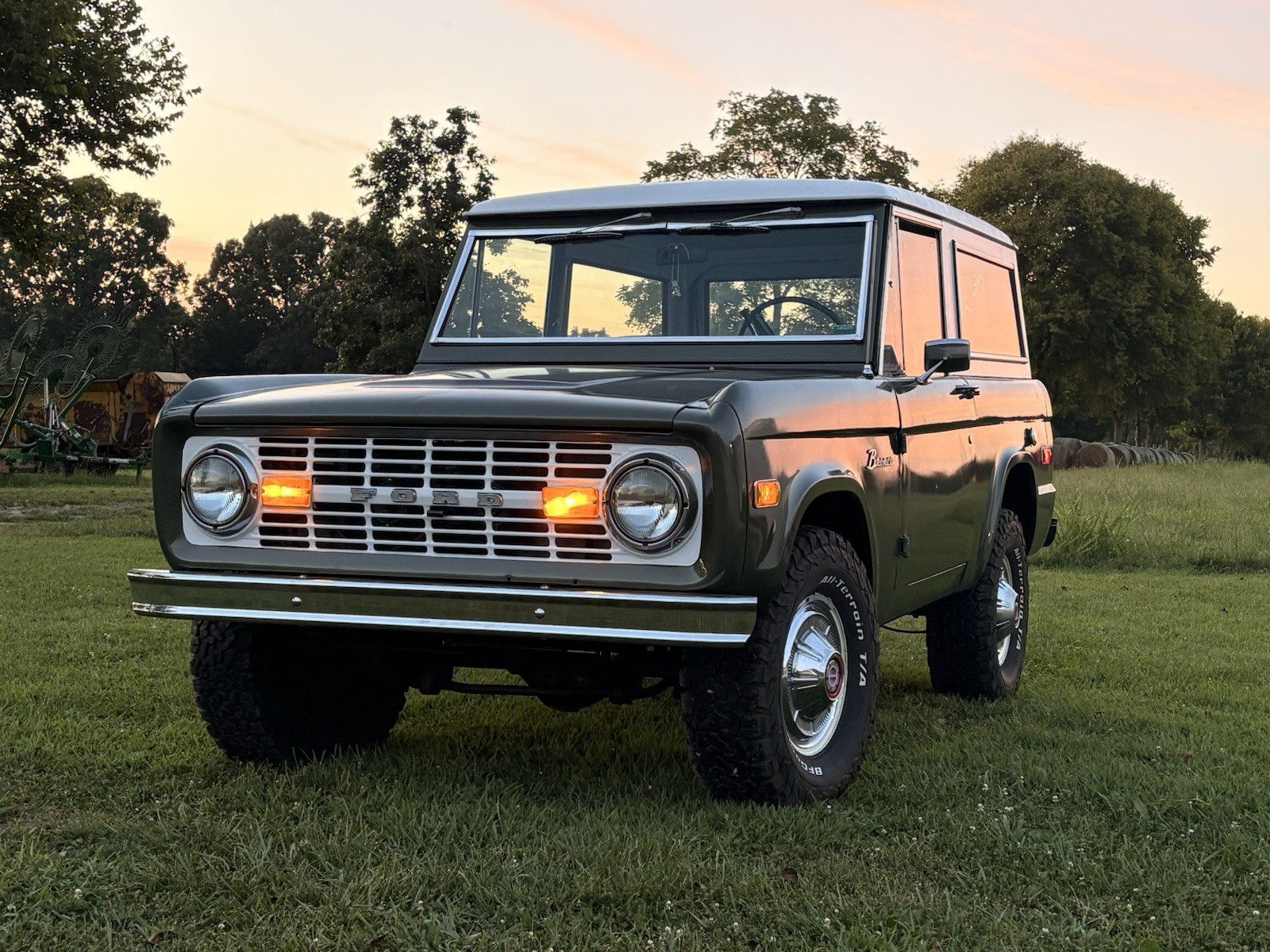 Ford-Bronco-1976-SUV-Black
