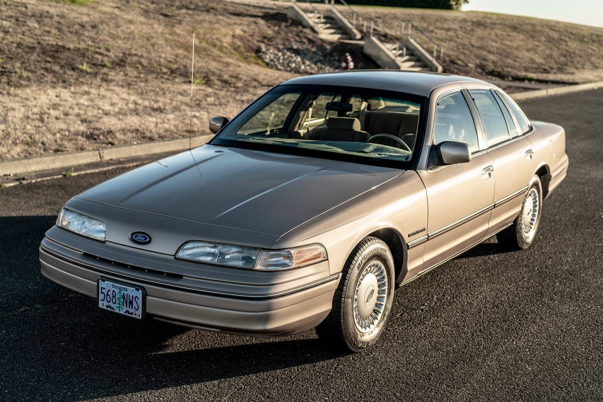 Ford-Crown-victoria-1992